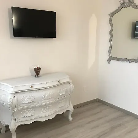 Attico Bed & Relax بيت ضيافة ليفورنو