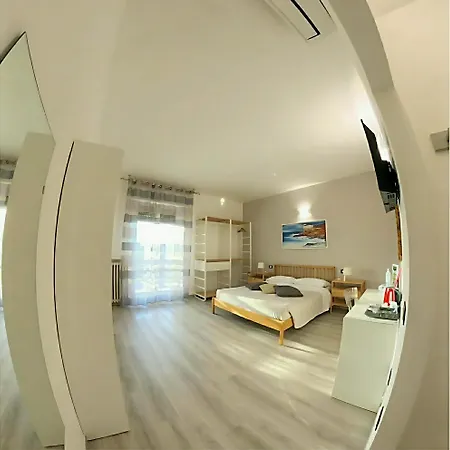 Attico Bed & Relax بيت ضيافة *