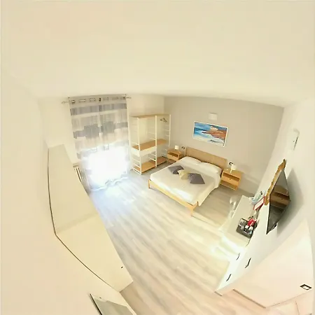 Attico Bed & Relax ليفورنو